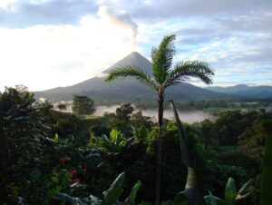 volcano-718277_1280-300x226 Costa Rica: Revolução no Ecoturismo Sustentável